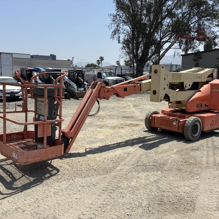 2011 JLG E400AJPN