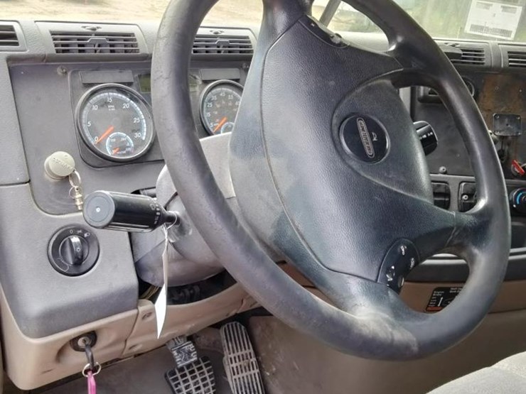 2015-freightliner-108sd-plus-image-13