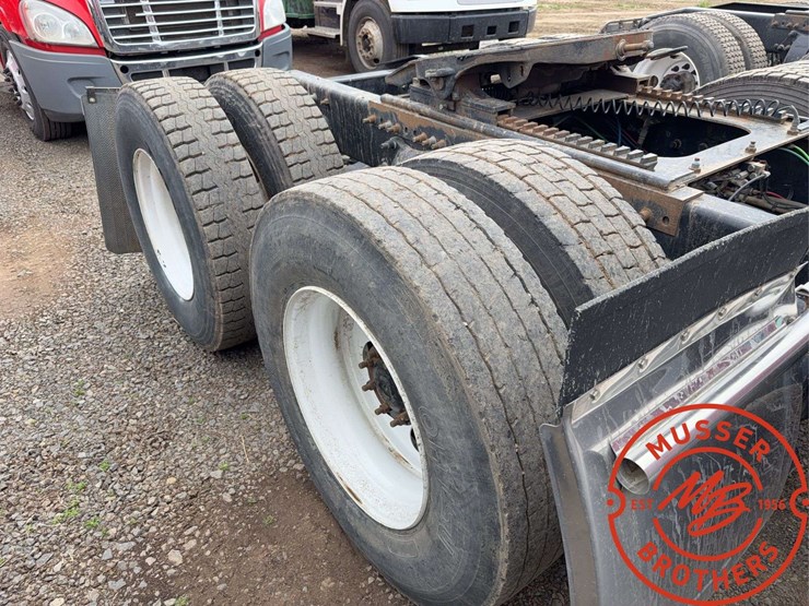 2007-freightliner-columbia-120-image-12