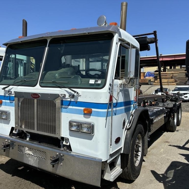 2009 PETERBILT 320