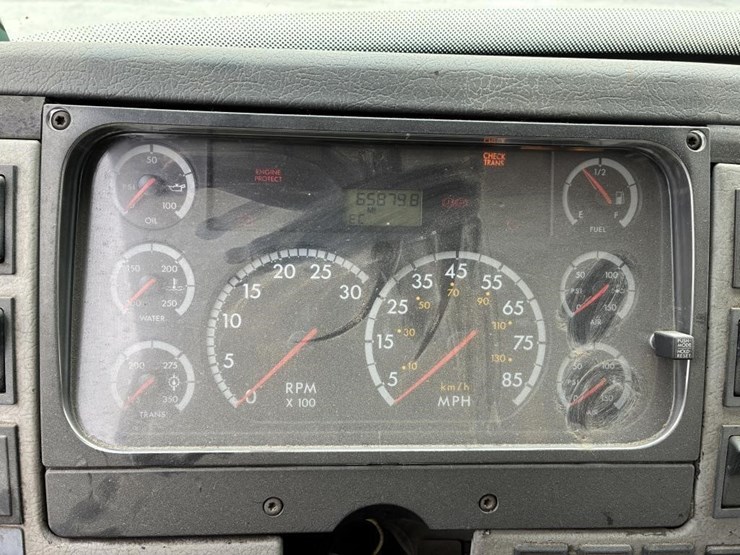 2002-freightliner-fl80-image-14