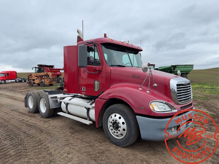 2007-freightliner-columbia-120-image-1