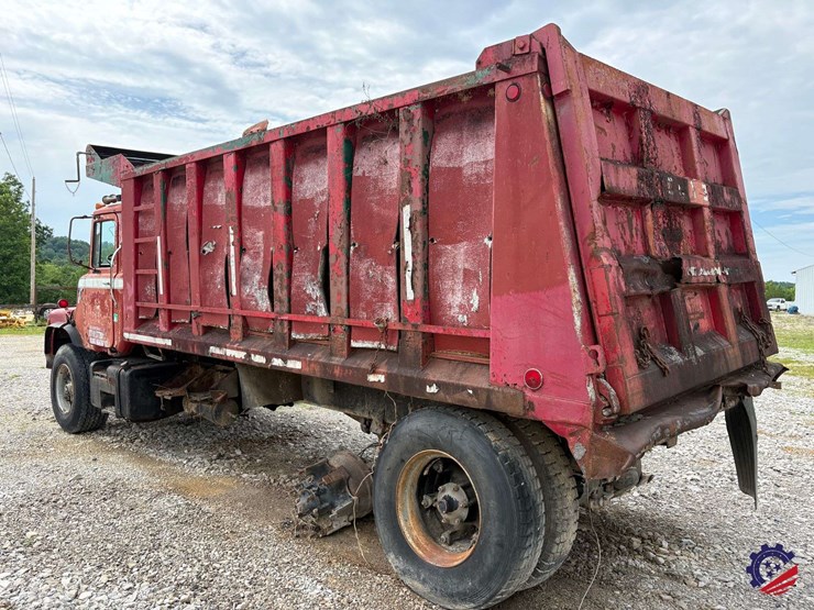 1981-mack-dm685s-image-3