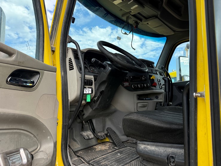 2018-peterbilt-567-image-10