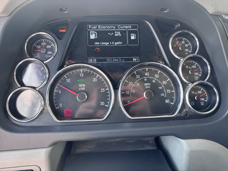 2021-peterbilt-567-image-13