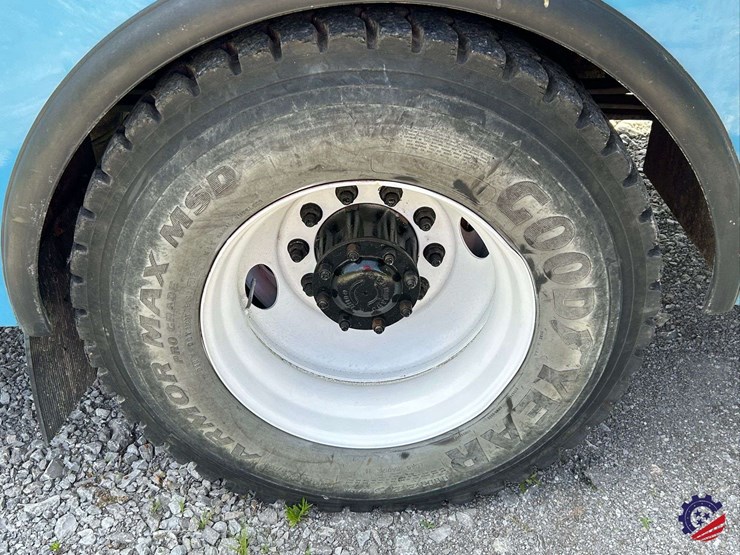 2010-freightliner-m2-106-image-7