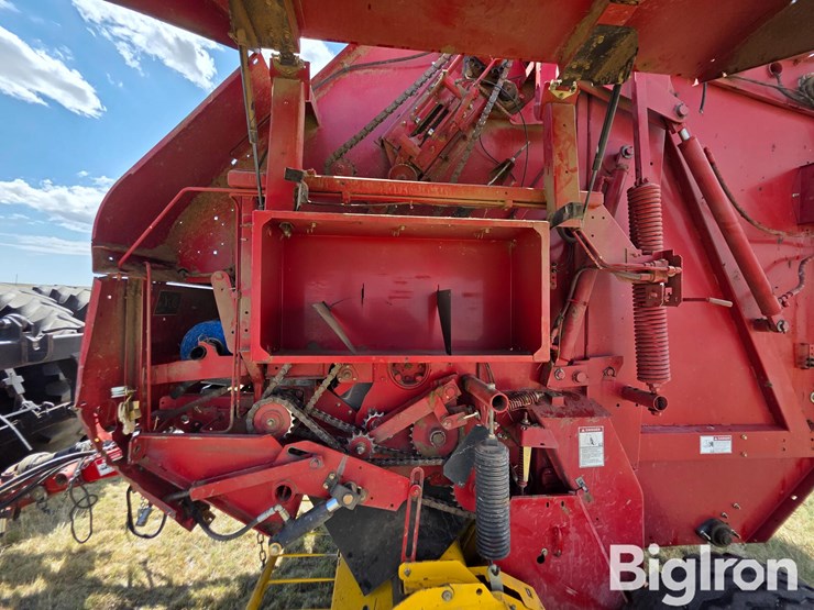 new-holland-br780-image-9