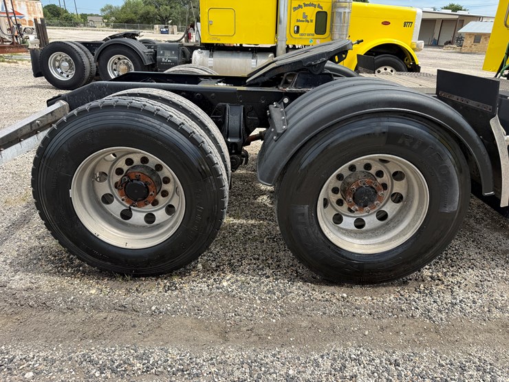 2014-peterbilt-389-image-16