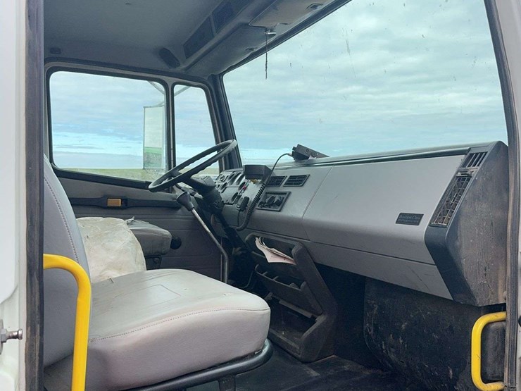 1998-freightliner-fl70-image-27