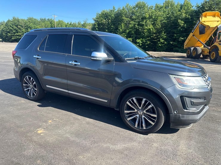 2016-ford-explorer-platinum-image-1