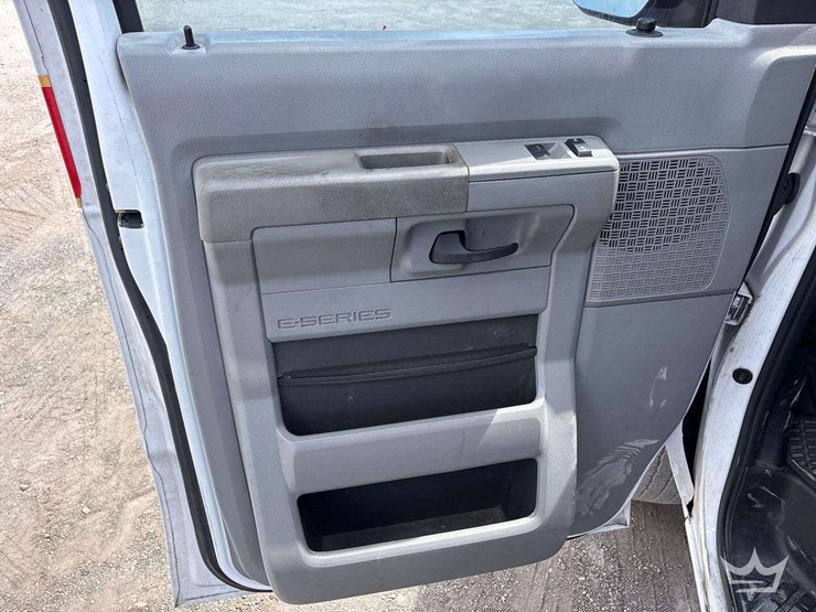 2014-ford-e-150-cargo-van-image-6