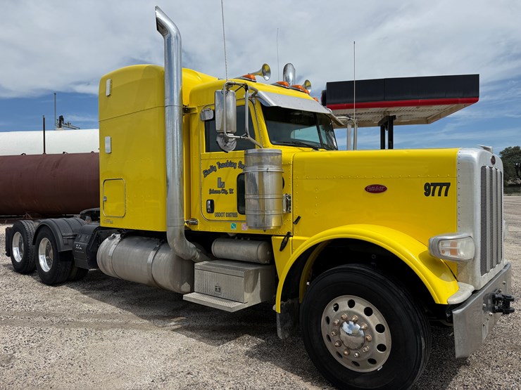 2015-peterbilt-389-image-3