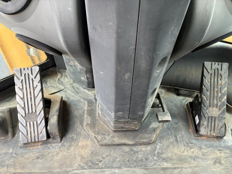 2019-deere-624l-image-21