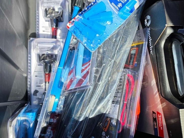 2204---box-of-miscellaneous-tools-image-4