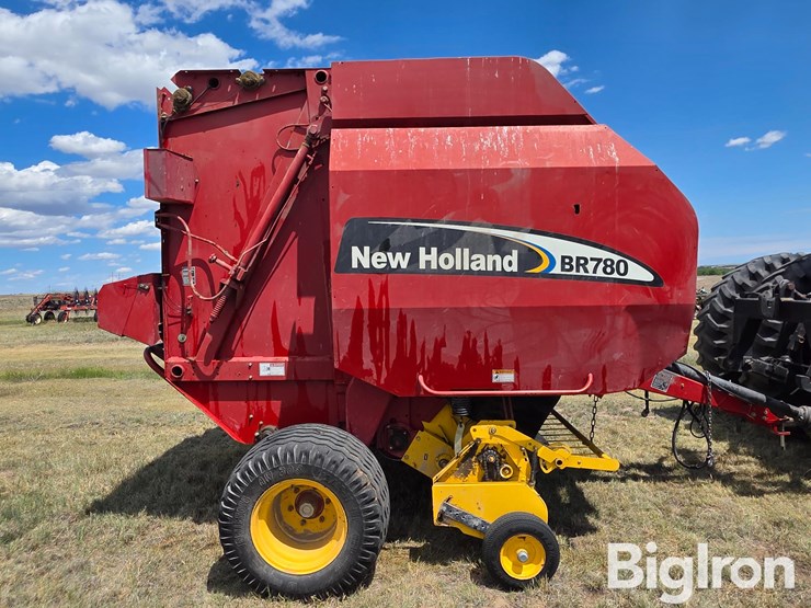 new-holland-br780-image-4