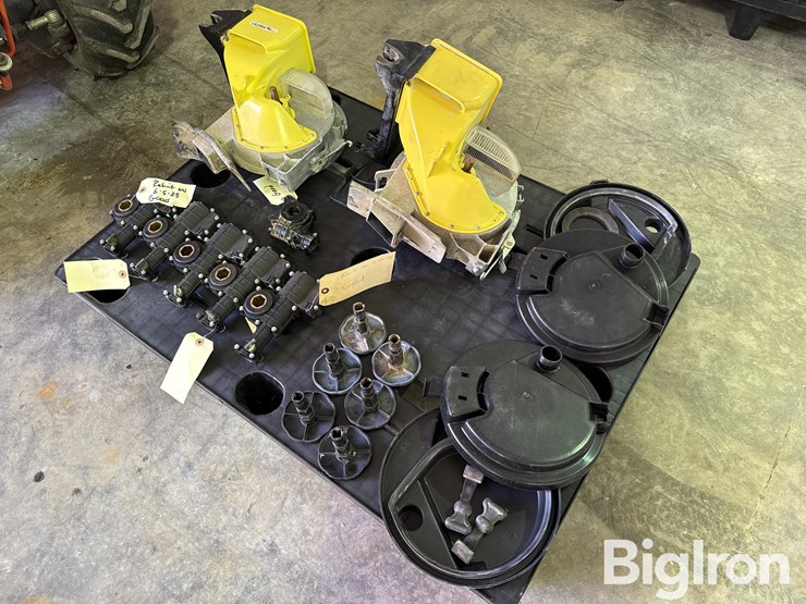 john-deere-planter-units-covers,-handles,-drives-image-1