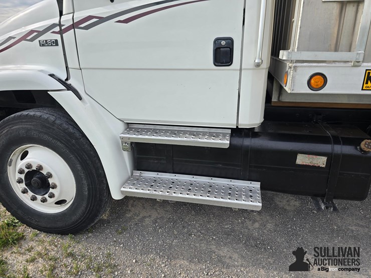 2000-freightliner-fl80-image-16