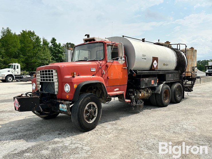 1979-ford-8000-image-1