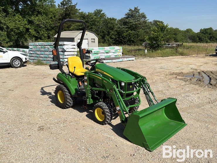 2025-john-deere-1023e-image-3