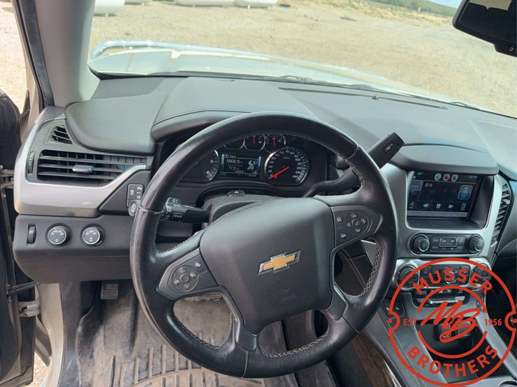 2015-chevrolet-suburban-1500-image-17