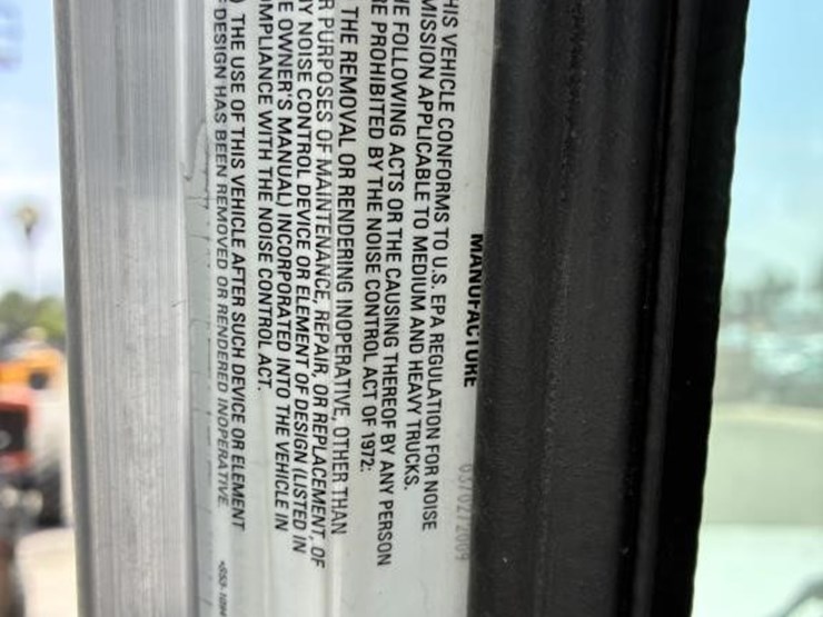 2010-peterbilt-335-image-17