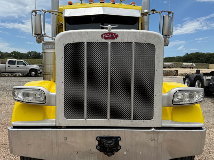 2014-peterbilt-389-image-2