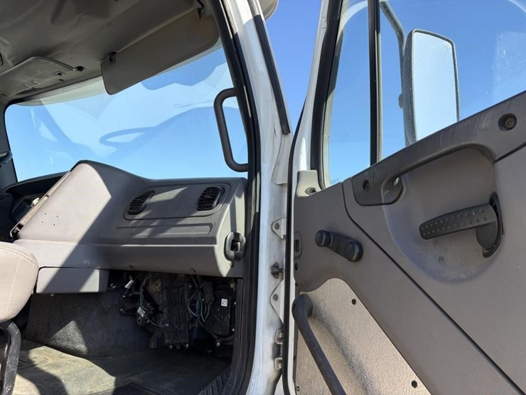 2012-freightliner-114sd-image-11