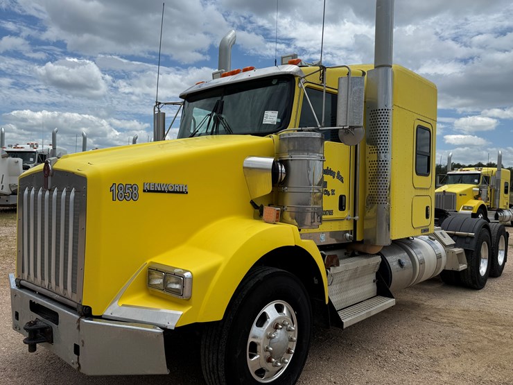 2015-kenworth-t800-image-1