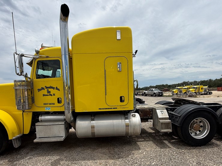2015-peterbilt-389-image-8
