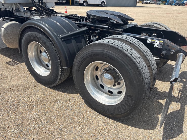 2020-peterbilt-567-image-5