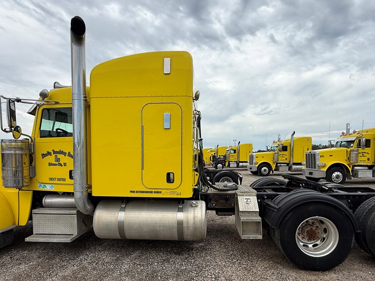 2015-peterbilt-389-image-8