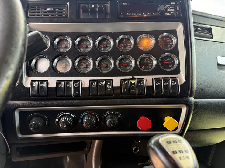 2015-kenworth-t800-image-12