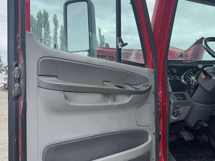 2007-freightliner-columbia-120-image-43