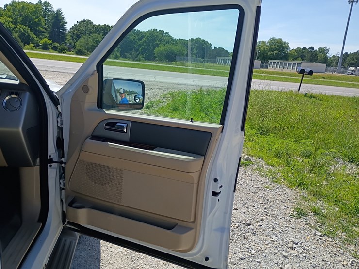 2010-ford-expedition-image-37