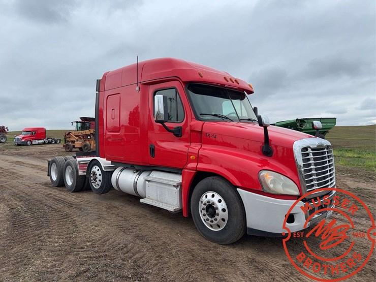 2013-freightliner-cascadia-125-image-1