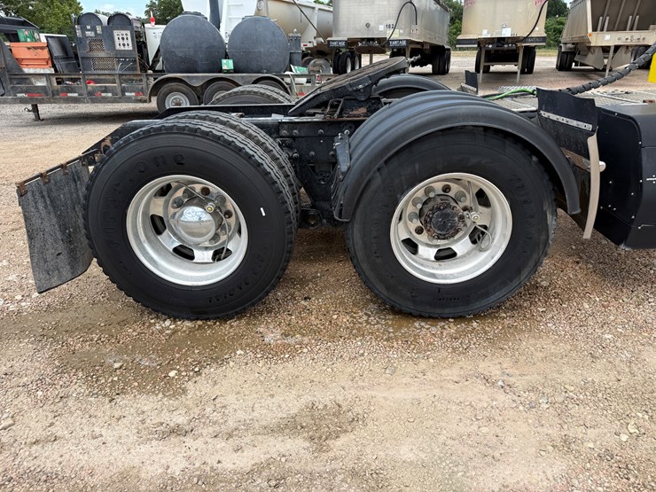 2016-kenworth-t800-image-16