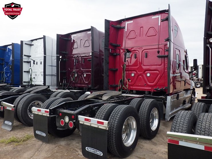 2022-freightliner-cascadia-126-image-10