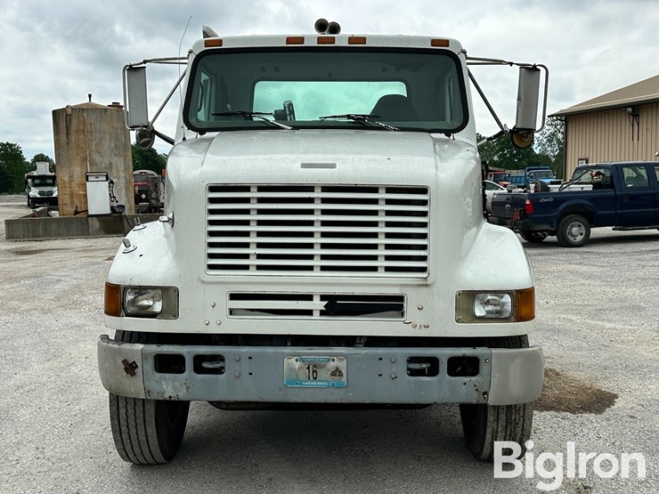 1998-international-8100-image-2