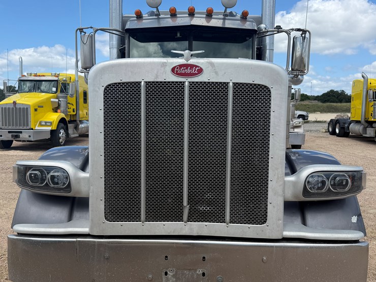 2014-peterbilt-389-image-2