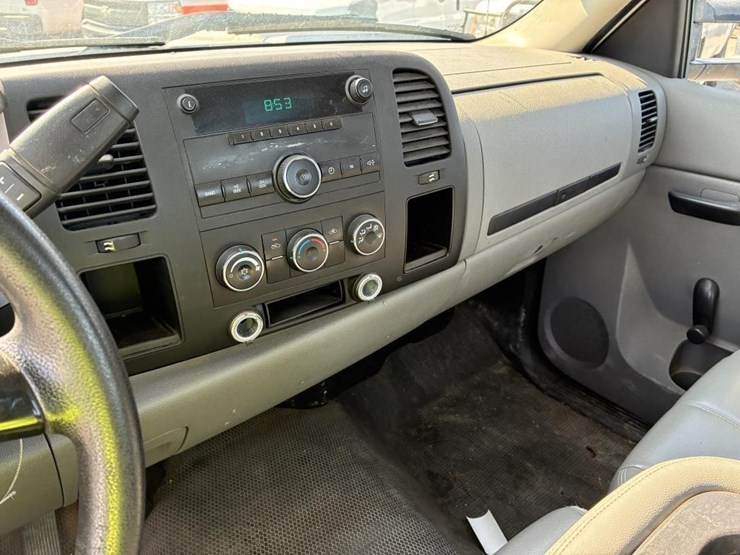 2011-chevrolet-3500-image-17