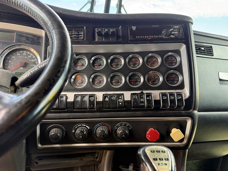 2014-kenworth-t800-image-12