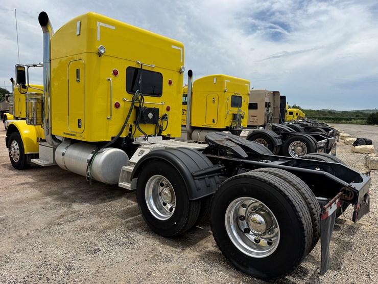 2014-peterbilt-389-image-7