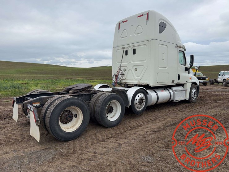 2012-freightliner-cascadia-125-image-3