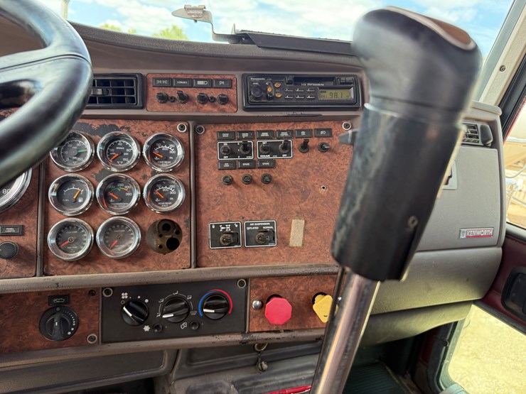 2003-kenworth-w900-image-12
