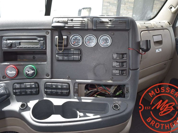 2017-freightliner-cascadia-125-image-40