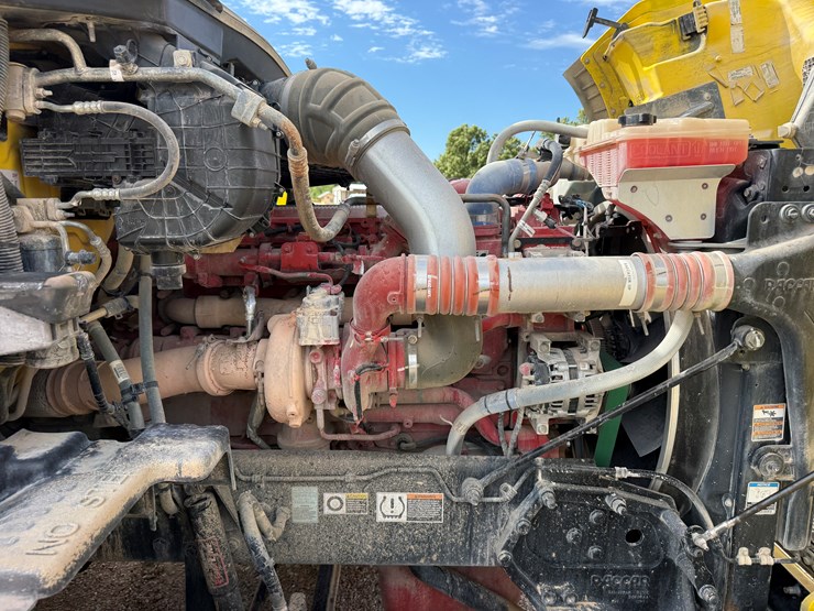 2018-peterbilt-567-image-10