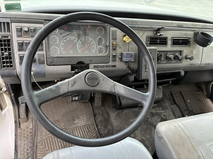 2002-freightliner-fl80-image-12