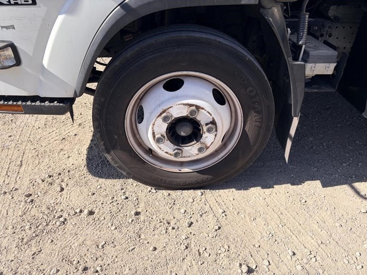 2015-isuzu-npr-image-10