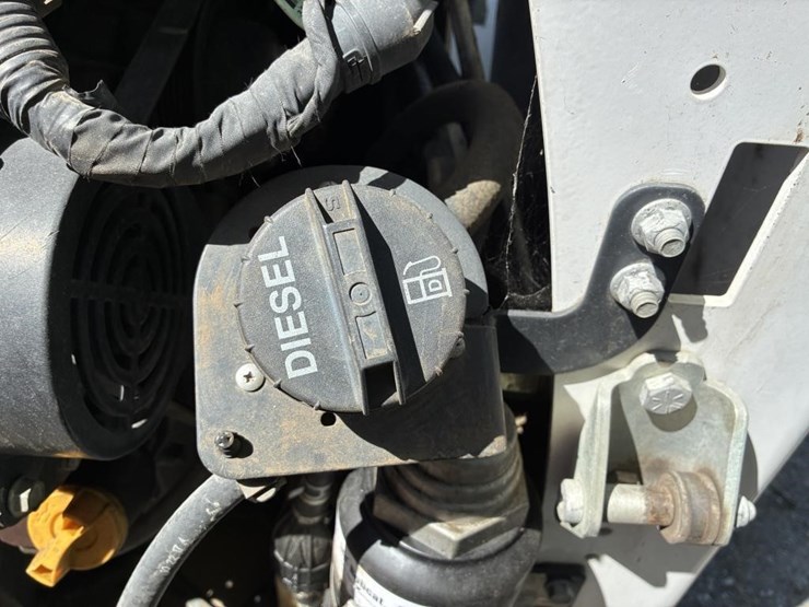 2008-bobcat-s570-image-26