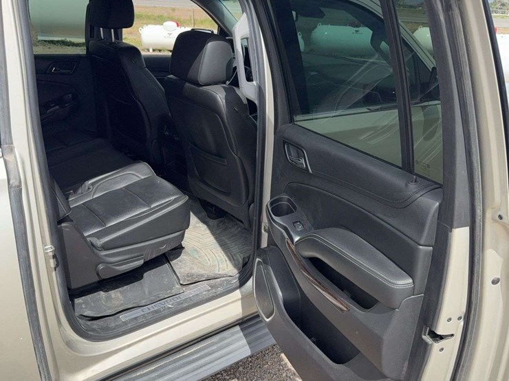 2015-chevrolet-suburban-1500-image-29